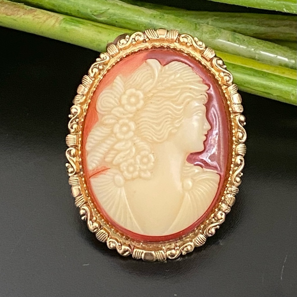 Vintage Unsigned Victorian Lady Cameo Gold-tone Brooch 12g